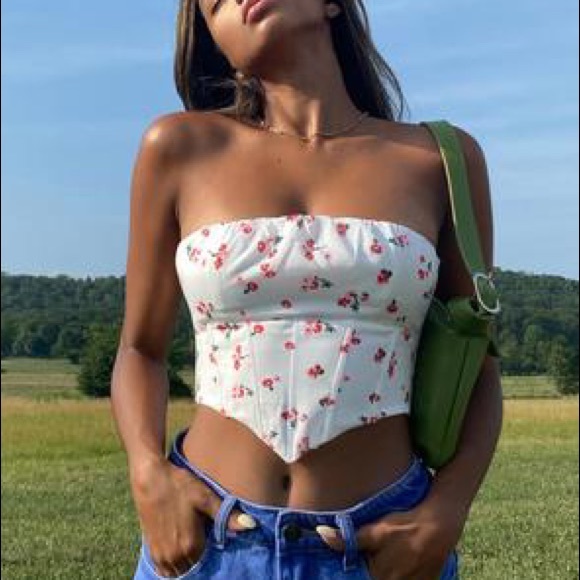 Princess Polly Tops - Princess Polly exclusive
Floral print
Bustier design EUC